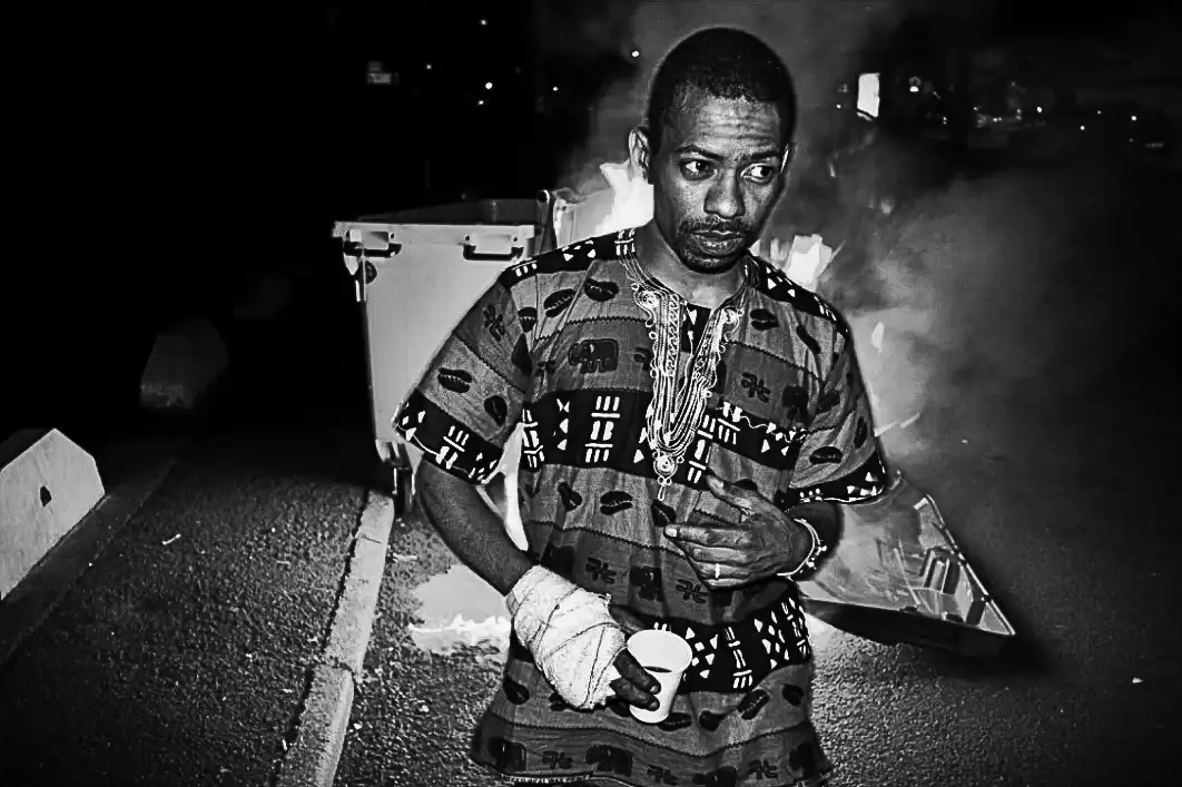 Le boubou tient. La main aussi.