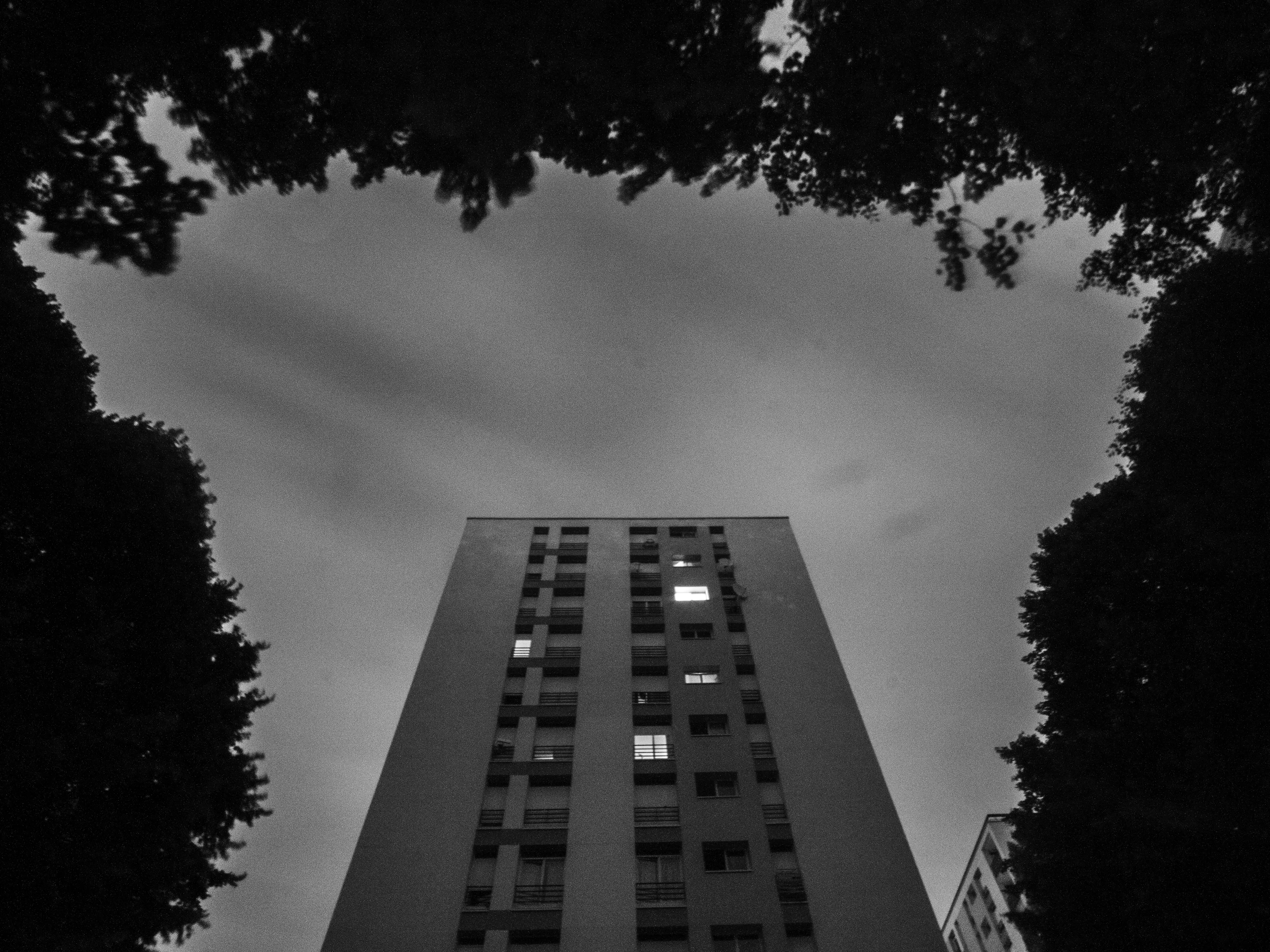 Une fenêtre allumée. Le reste dort.